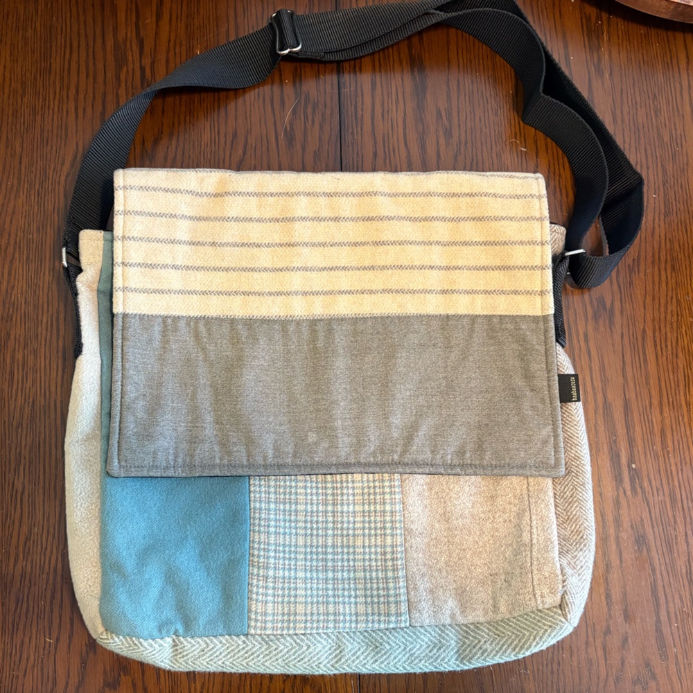 Baabaazuzu upcycled men’s messenger bag